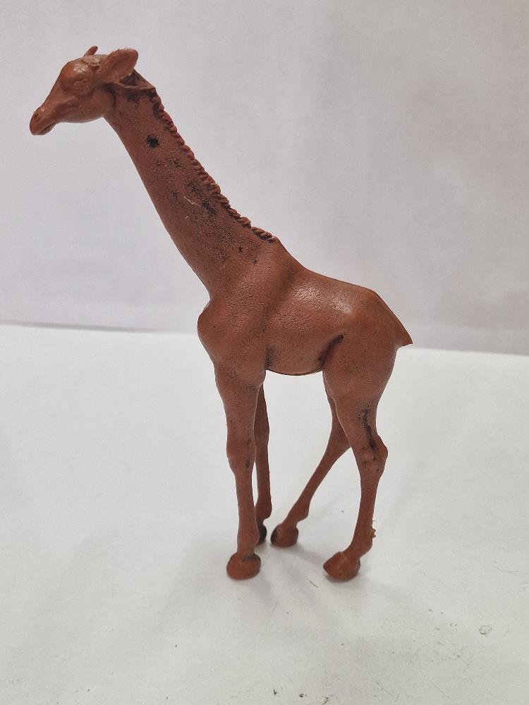 Figura Pvc: Jirafa color marrón (algo descolorida, le falta la oreja derecha y el osicono izquierdo )