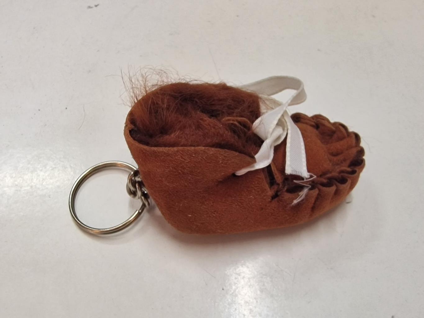 Llavero: replica de un mocasín de bebe