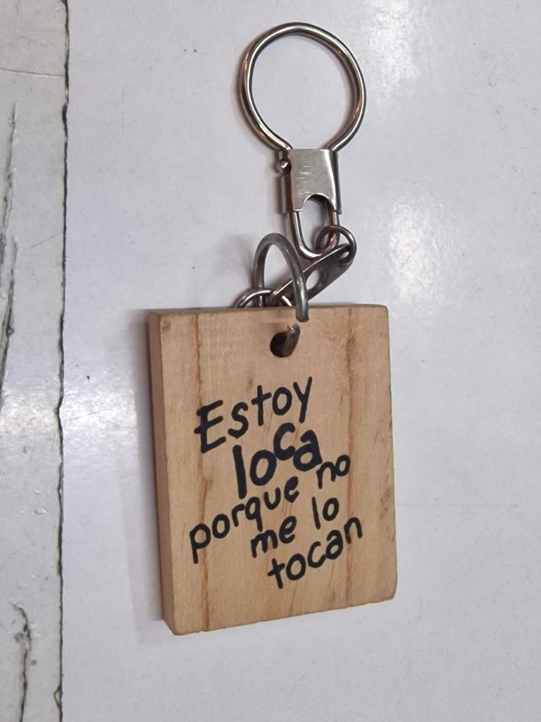 Llavero: de madera con el mensaje "Estoy loca porque no me lo tocan"