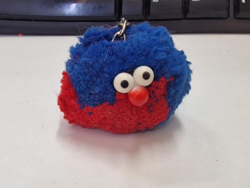 Llavero: peluche, parece un pájaro tipo angry birds