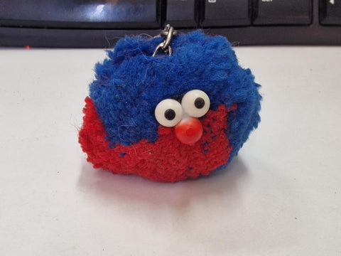 Llavero: peluche, parece un pájaro tipo angry birds