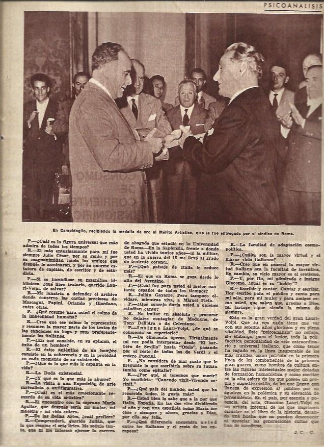 LAMINA 41067: Lauri Volpi recibiendo la medalla de oro al Merito Artistico