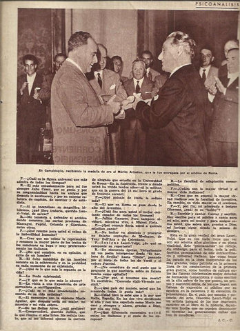 LAMINA 41067: Lauri Volpi recibiendo la medalla de oro al Merito Artistico