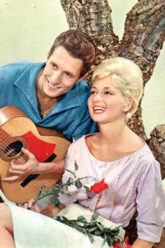 POSTAL PV13437: Hombre con guitarra y mujer con rosa, postal romantica