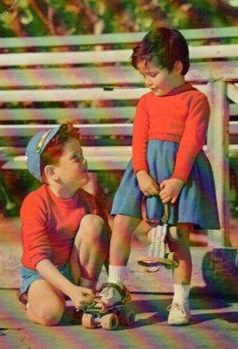 POSTAL PV13486: Niño poniendo unos patines a una niña