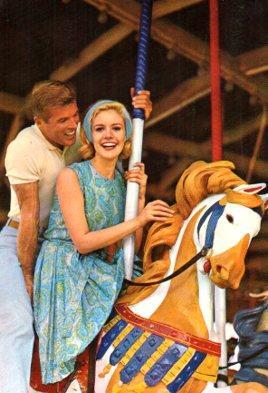 POSTAL PV13487: Hombre y mujer subidos en un caballo de un tiovivo