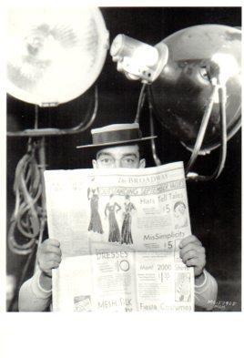 POSTAL PV13488: Buster Keaton leyendo un periodico