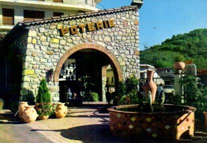 POSTAL PV13326: Entree d'une poterie, Vallauris