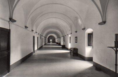 POSTAL PV13297: Monasterio de Piedra. Claustro entrada a las habitaciones del Hotel