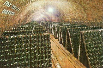 POSTAL PV13303: Cavas Codorniu. Botellas en pupitre