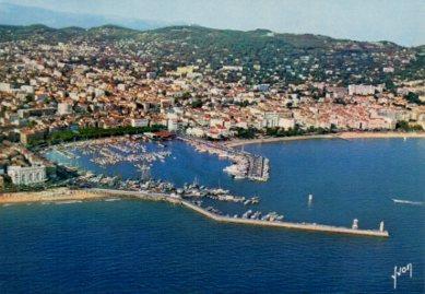 POSTAL PV13379: Le Port et les Jardins du Casino, Cannes