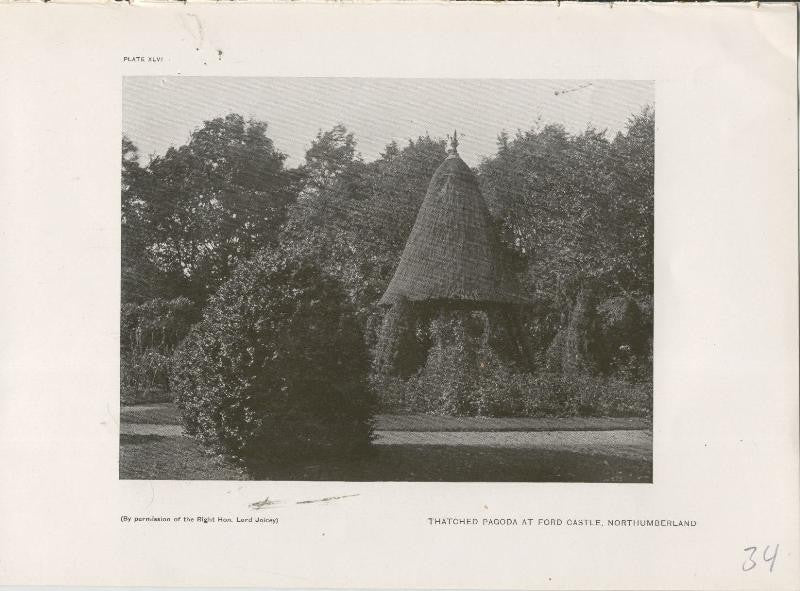 Jardines ingleses lamina 34: Thatched Pagoda at Ford Castle, Northumberland