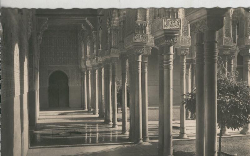 Postal 009561: Galeria del Patio de los Leones en la Alhambra de Granada