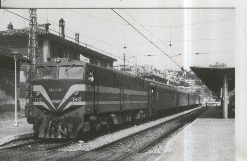Postal 010954: Locomotora diesel 1912 en la estacion de Manresa en 1976