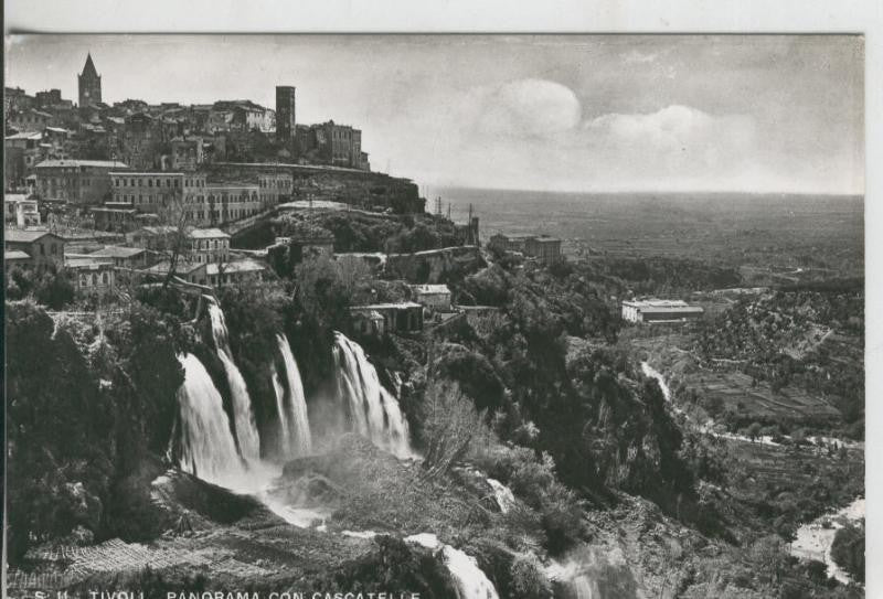 Postal 008900: Tivoli, Panorama avec petit cascades