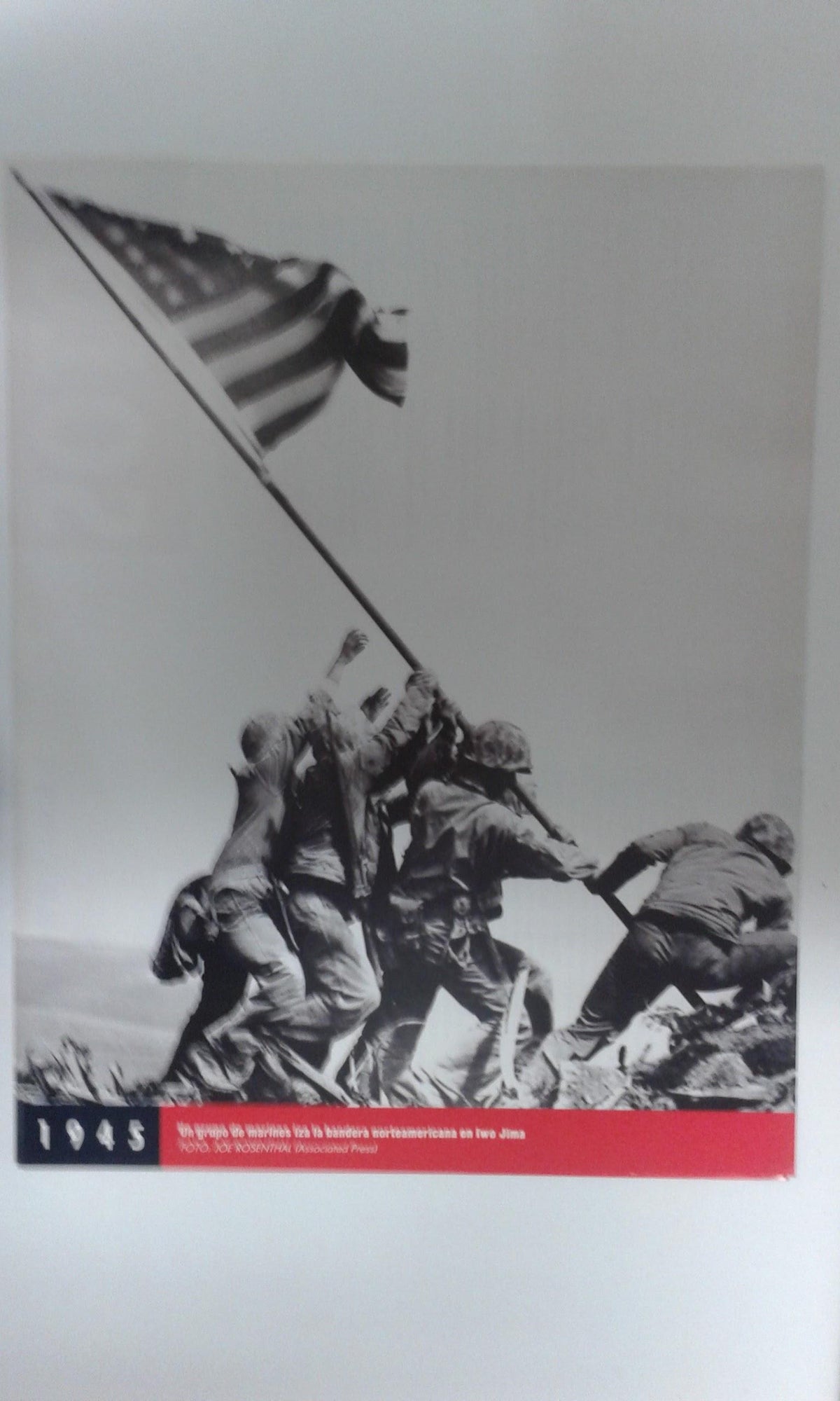 Fotos que hacen historia año 1945: La Bandera Norteamericana izada en Iwo Jima