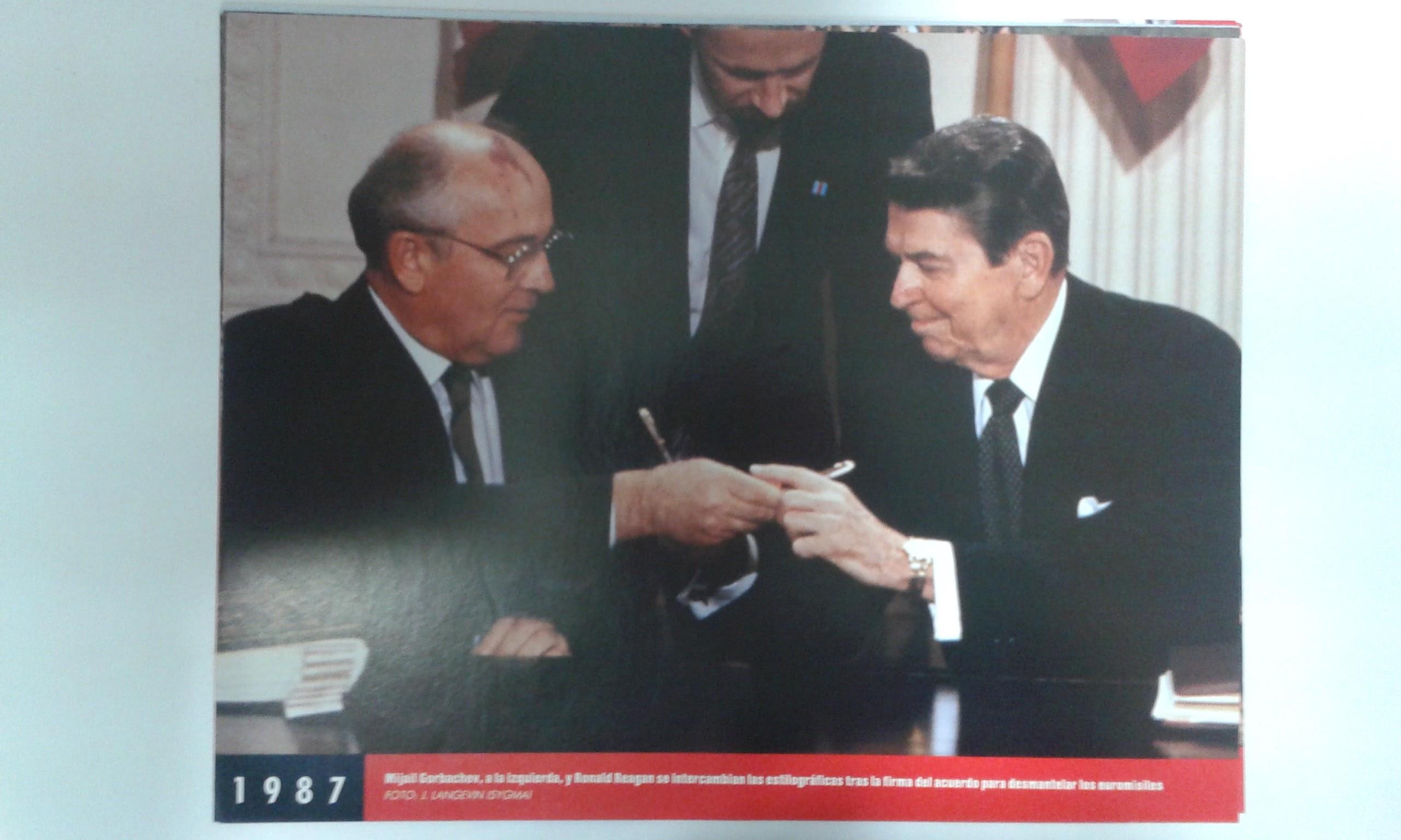 Fotos que hacen historia año 1987: Mijail Gorbachev y Ronald Reaagan
