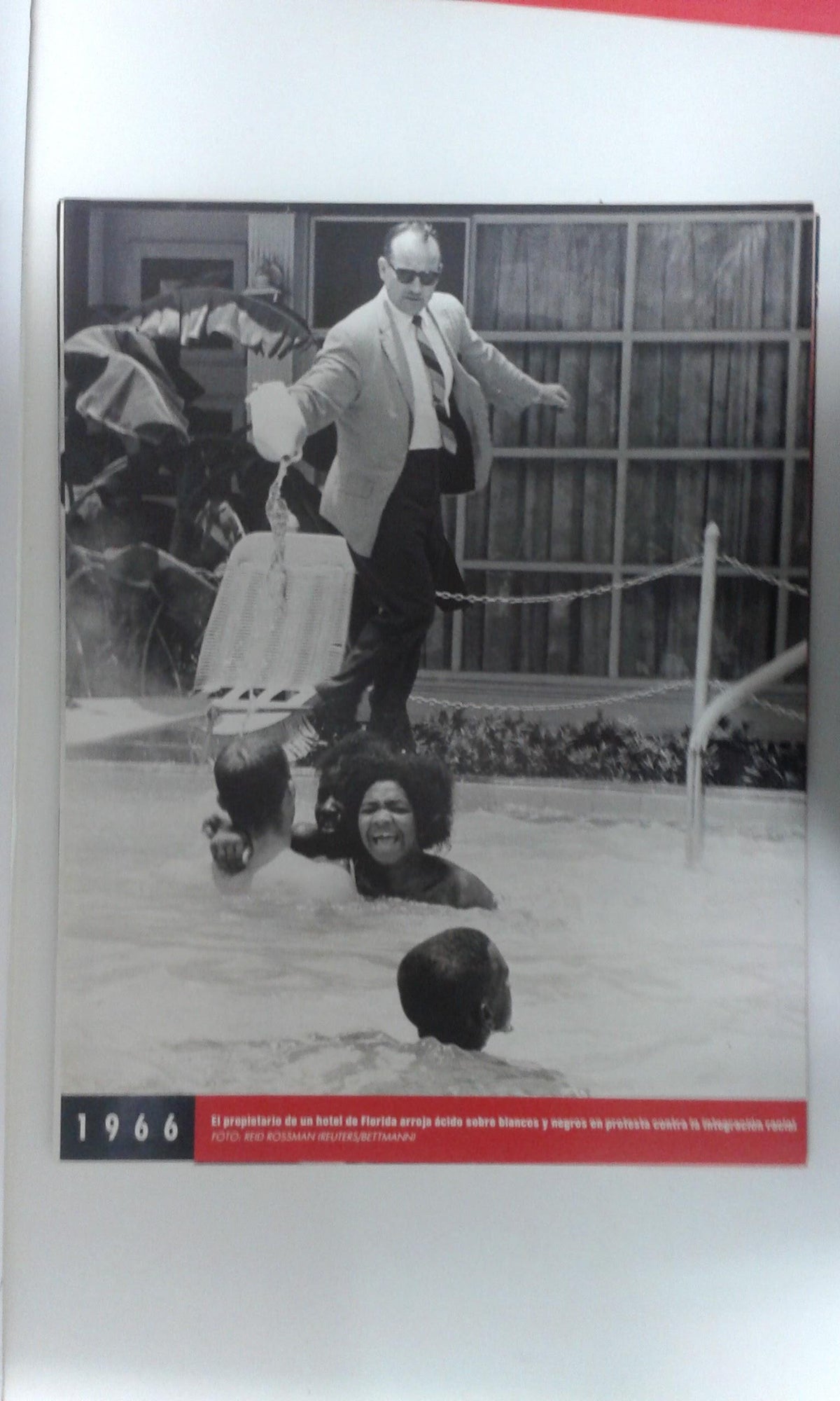 Fotos que hacen historia año 1966: El propietario de un hotel de Florida arrojando acido sobre blancos y negros