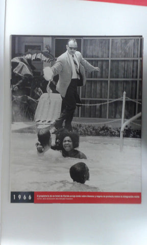 Fotos que hacen historia año 1966: El propietario de un hotel de Florida arrojando acido sobre blancos y negros