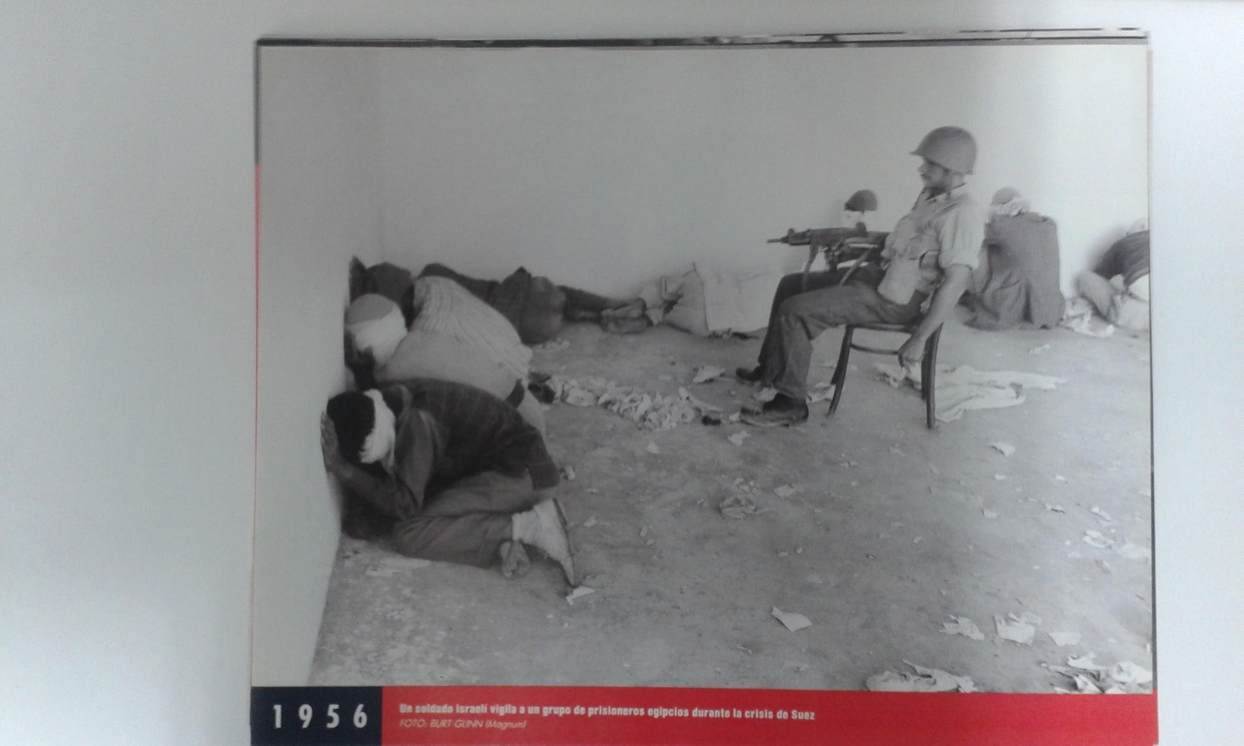 Fotos que hacen historia año 1956: Prisioneros egipcios durante la guerra de Suez