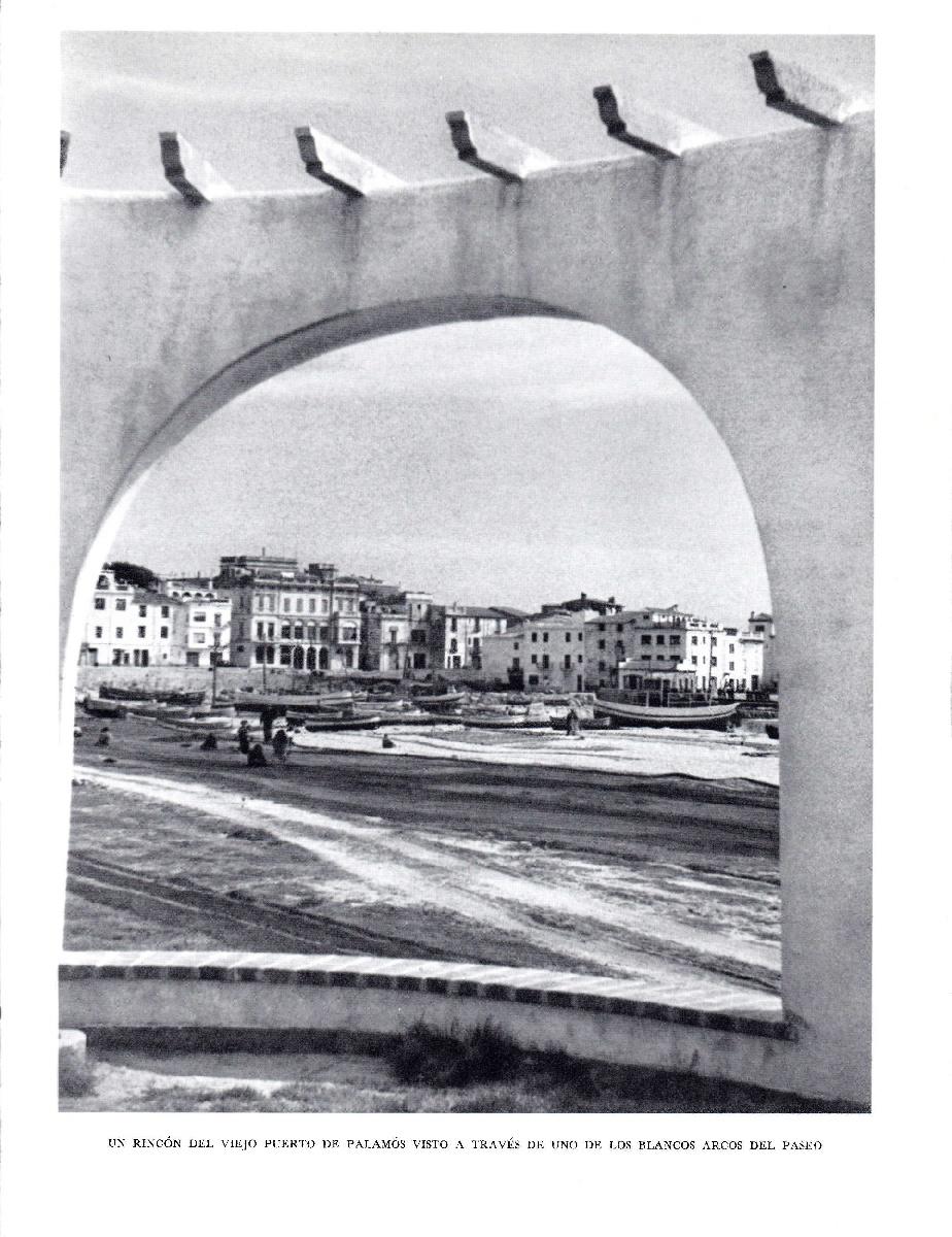 LAMINA 5697: Vista de Palamos desde los balncos arcos del paseo