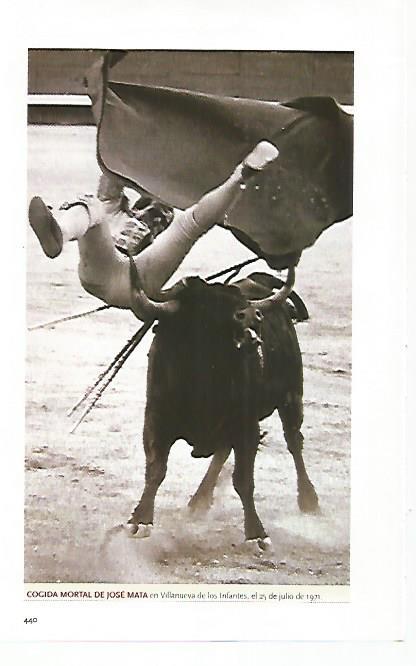 LAMINA COSSIO 50425: Cogida mortal de Jose Mata en 1971
