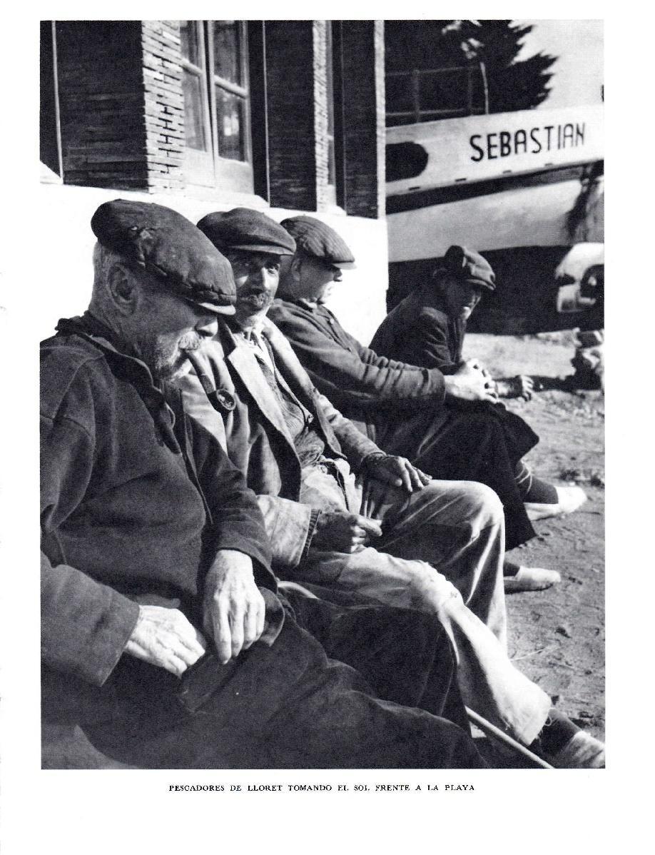 LAMINA 5656: Pescadores de Lloret tomando el sol frente la playa