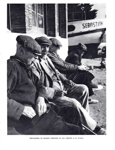 LAMINA 5656: Pescadores de Lloret tomando el sol frente la playa