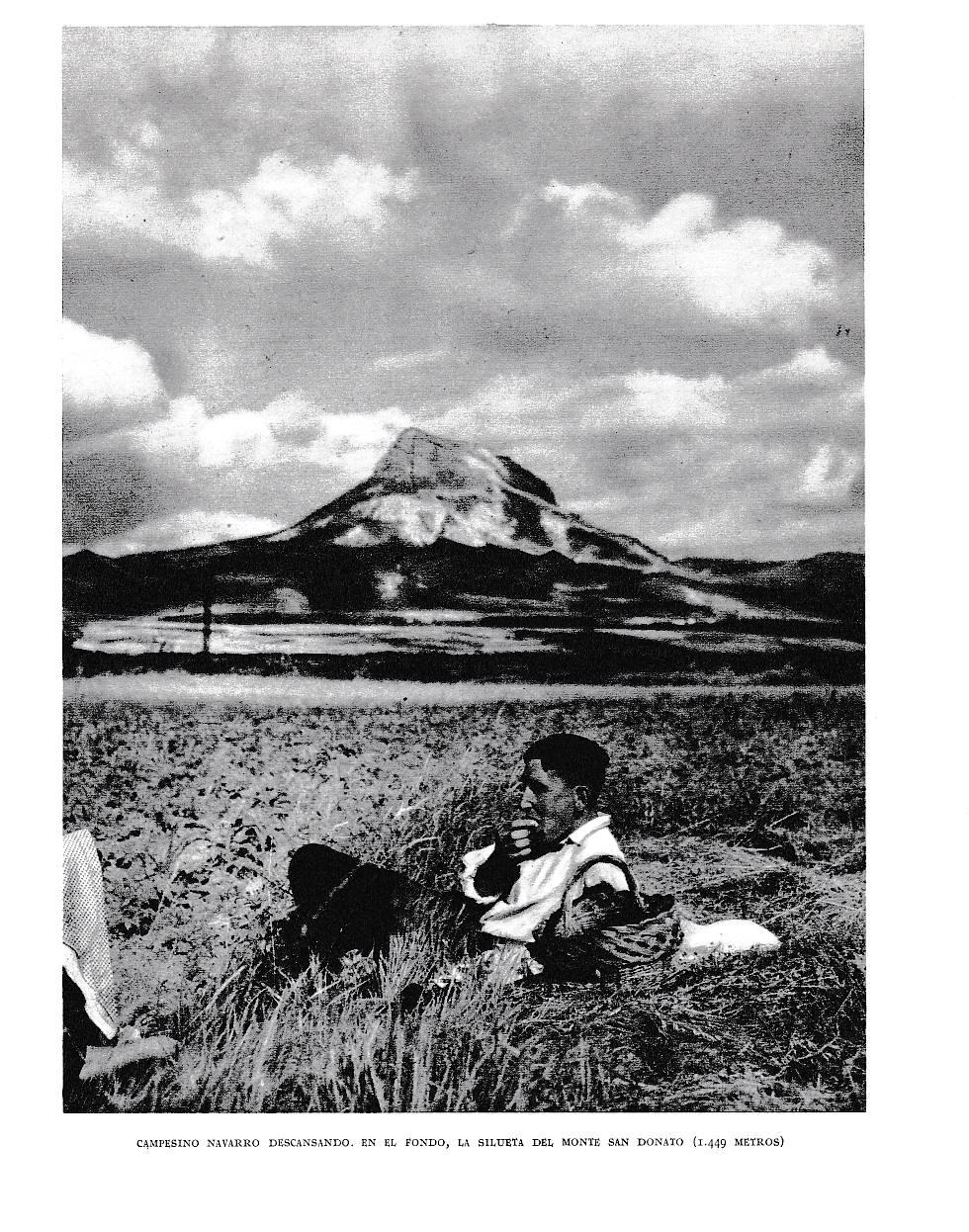 LAMINA 6140: Campesino navarro al fondo silueta del Monte San Donato