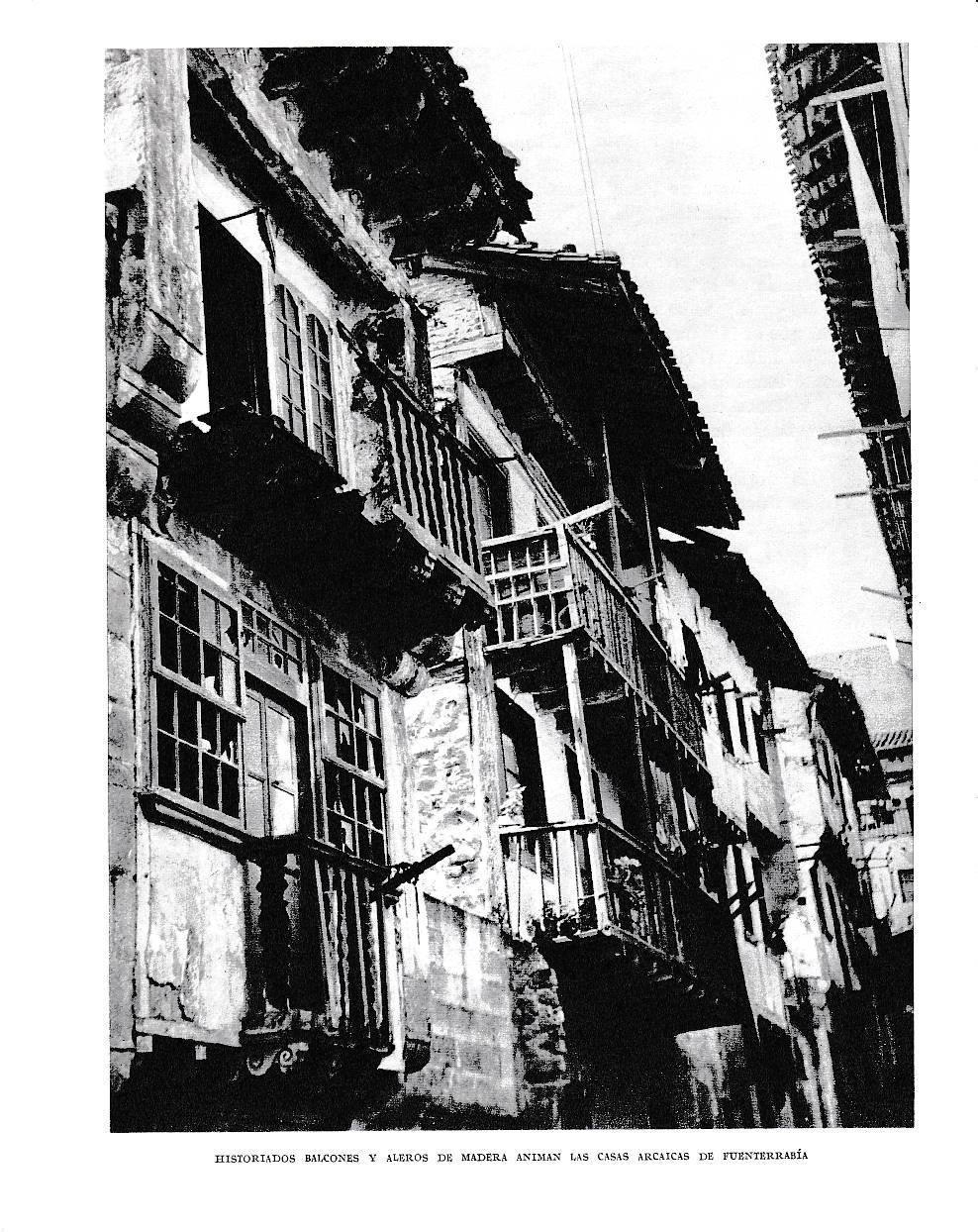 LAMINA 6195: Historiados balcones y aleros de madera animan las casas de Fuenterrabia