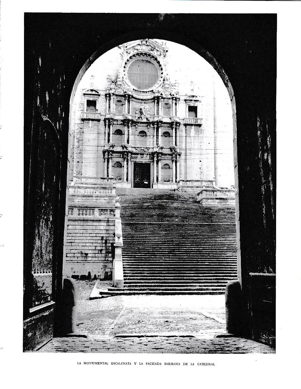 LAMINA 6341: La monumental escalinata y la fachada de la catedral de Gerona