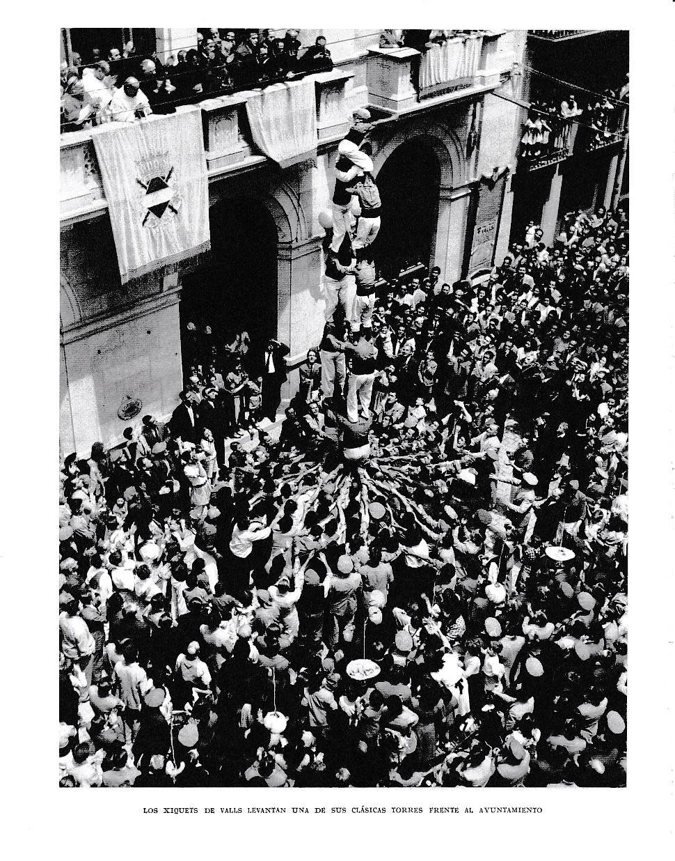 LAMINA 6515: Los Xiquets de Valls levantan una de sus clasicas torres frente al Ayuntamiento