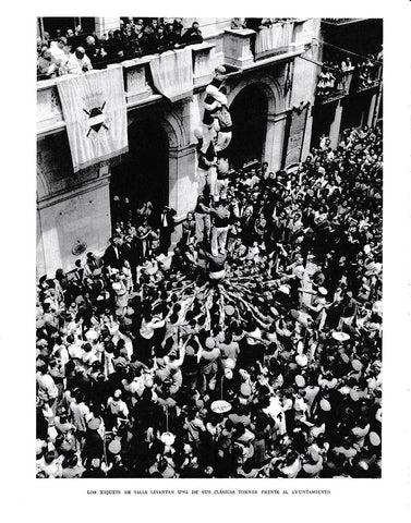 LAMINA 6515: Los Xiquets de Valls levantan una de sus clasicas torres frente al Ayuntamiento