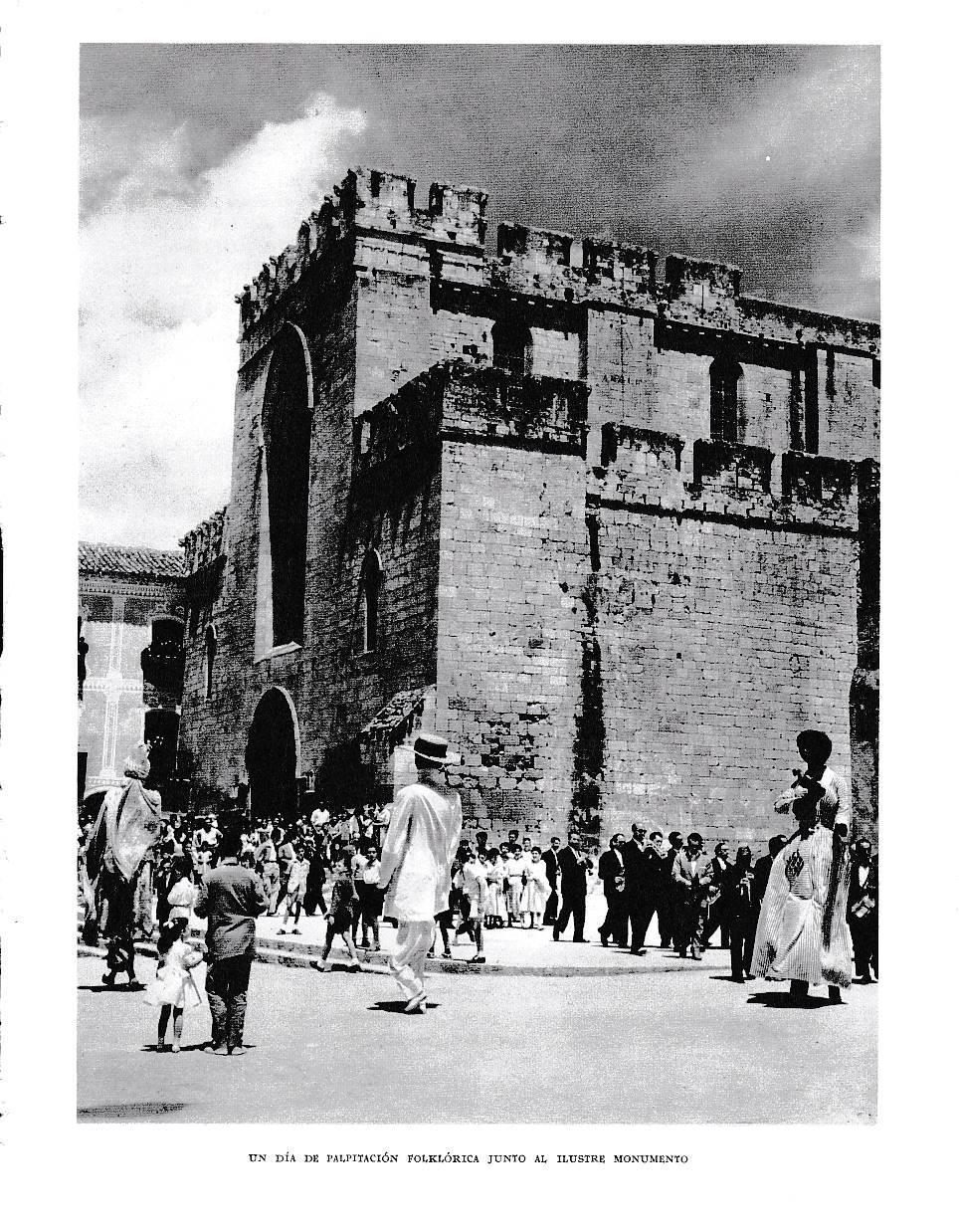 LAMINA 6518: Folklore junto al monumento