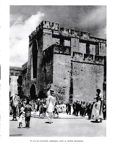 LAMINA 6518: Folklore junto al monumento
