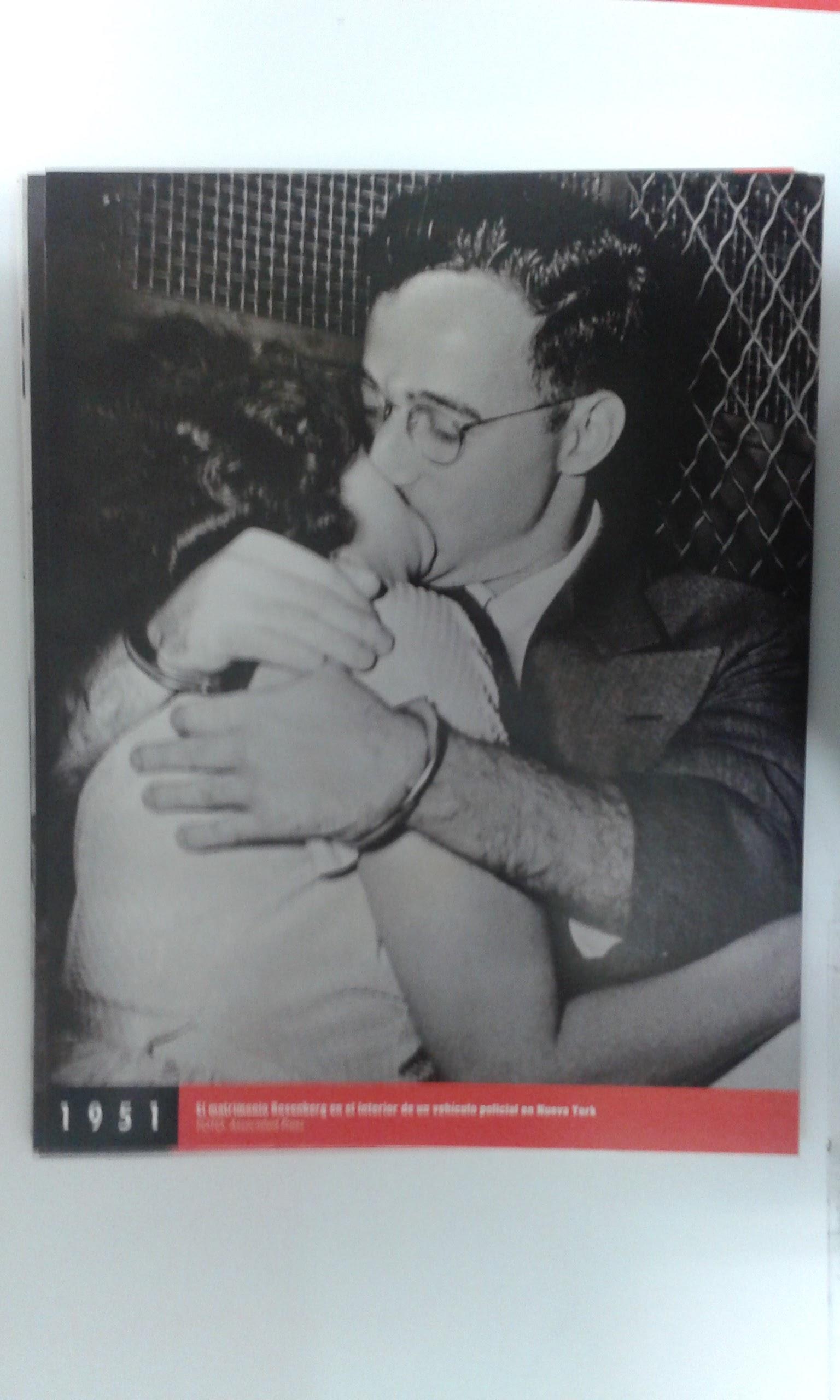 Fotos que hacen historia año 1951: El matrimonio Rosenberg en el furgon policial