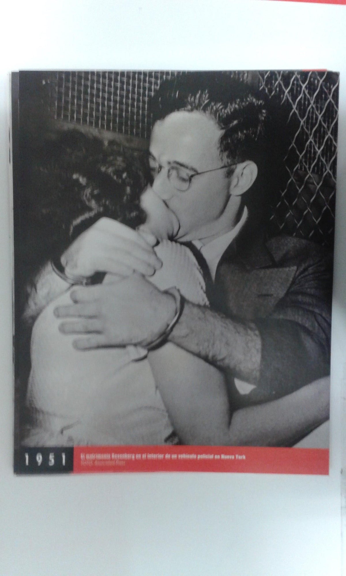 Fotos que hacen historia año 1951: El matrimonio Rosenberg en el furgon policial