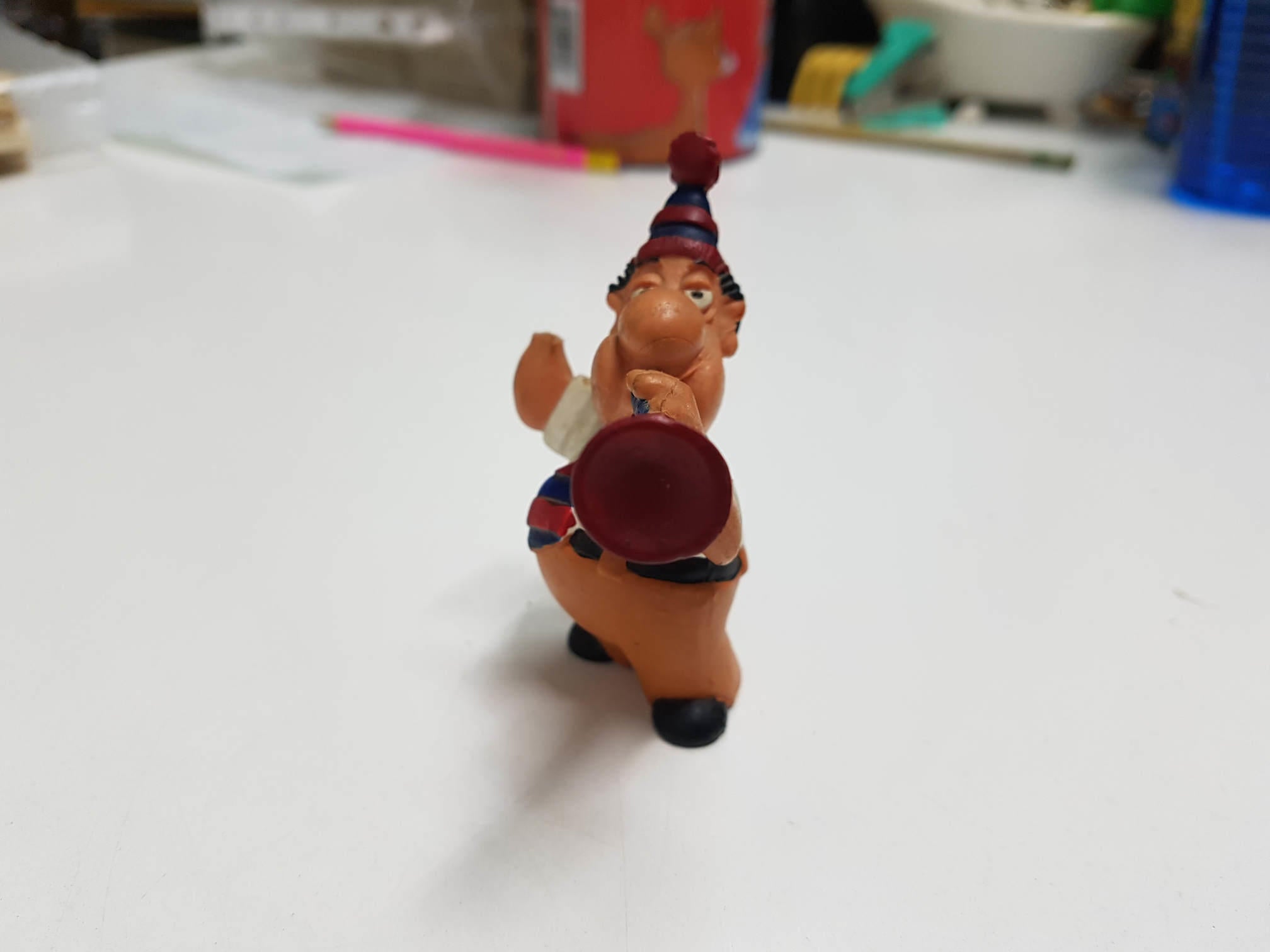 Figura Jordi Cule tocando la trompeta