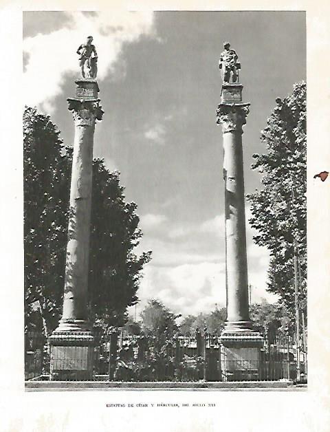 LAMINA 10715: Estatuas de Cesar y Hercules en Sevilla