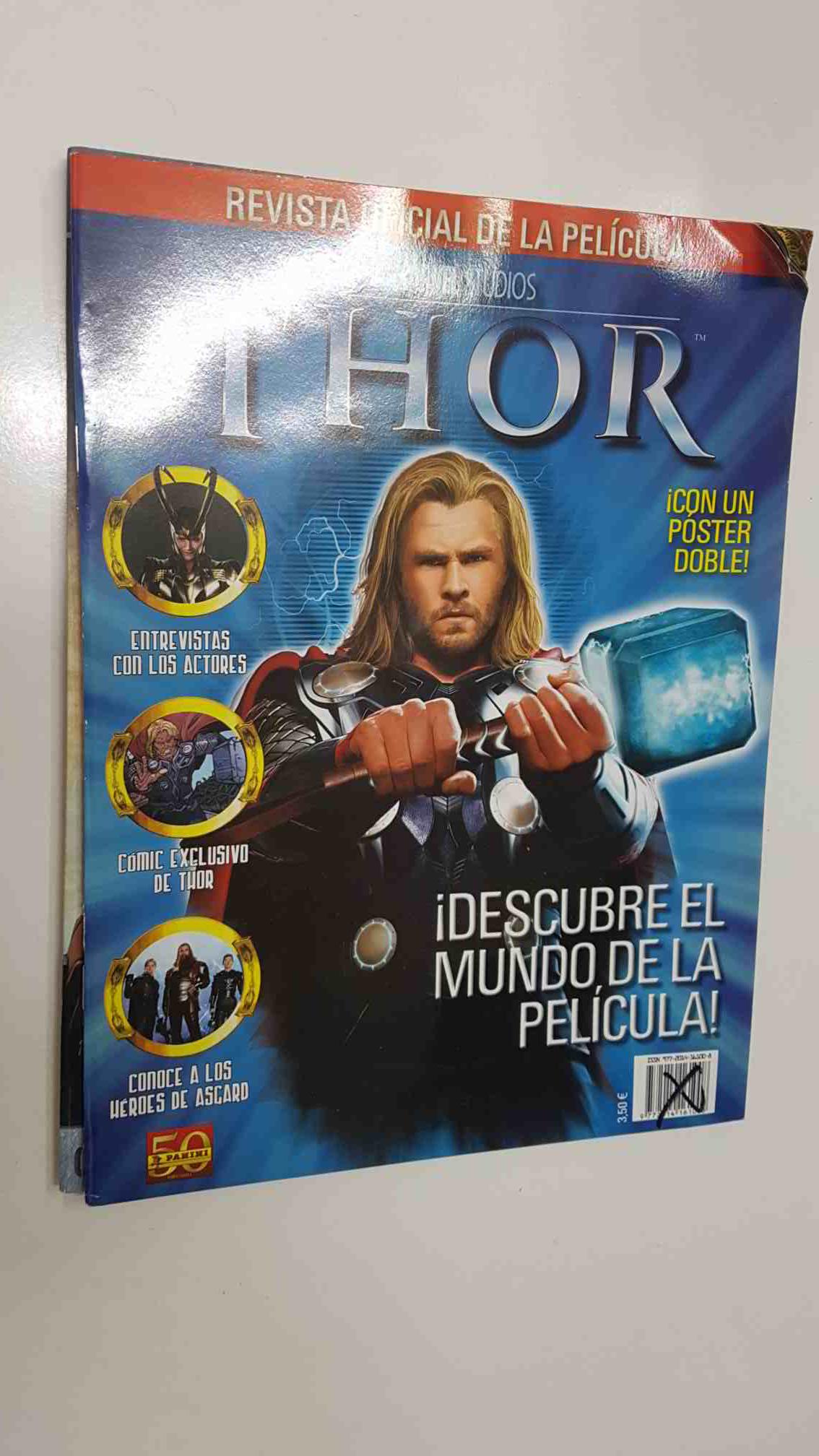 Revista Oficial Pelicula: Thor. Incluye comic sobre la pelicula y un poster doble