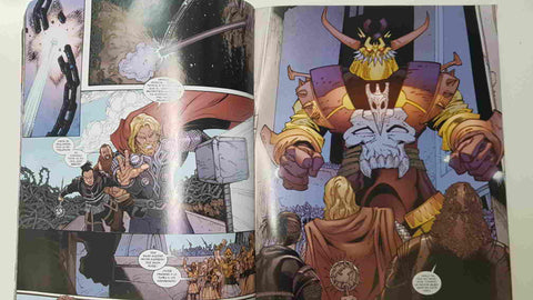 Revista Oficial Pelicula: Thor. Incluye comic sobre la pelicula y un poster doble