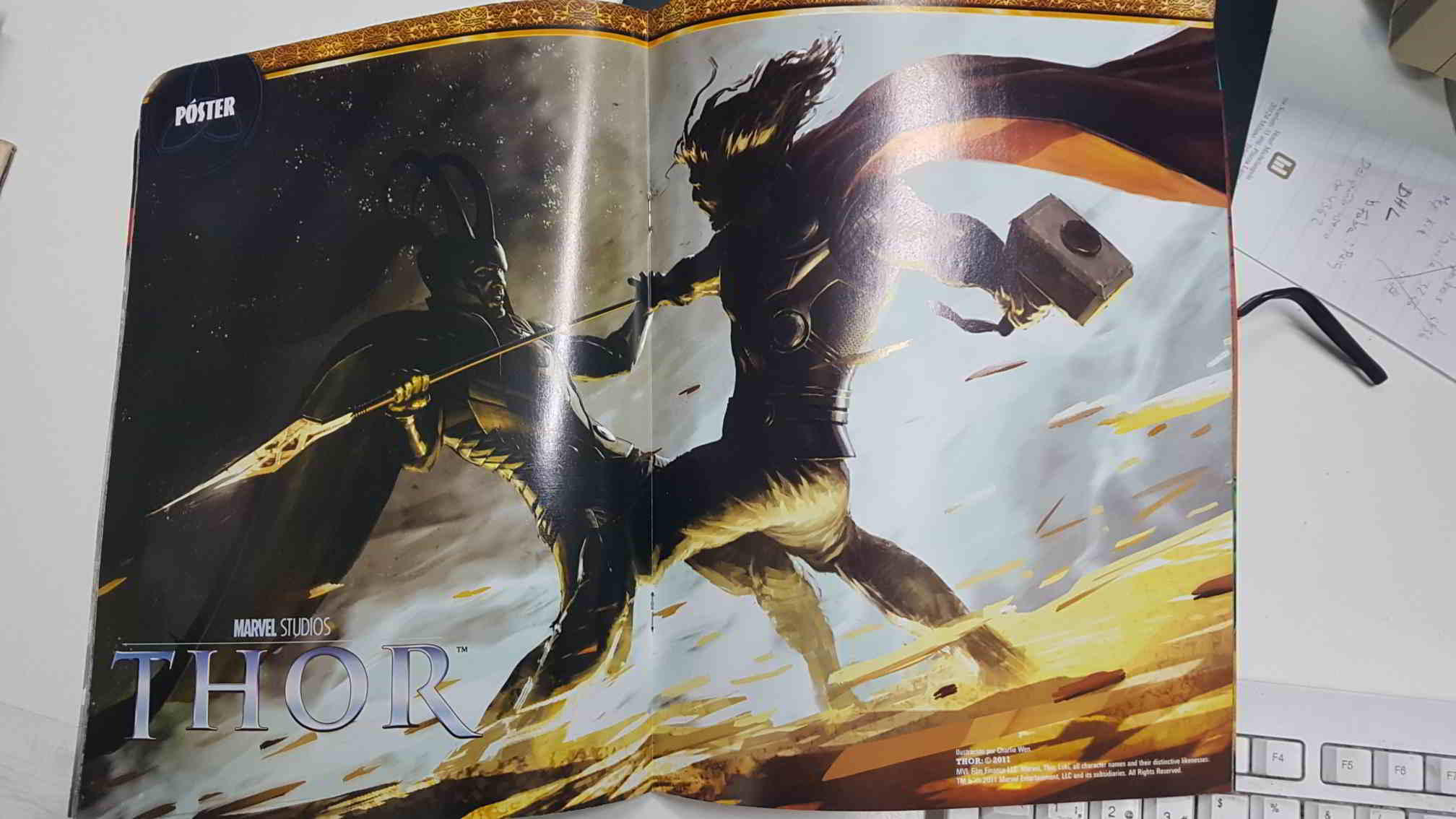 Revista Oficial Pelicula: Thor. Incluye comic sobre la pelicula y un poster doble