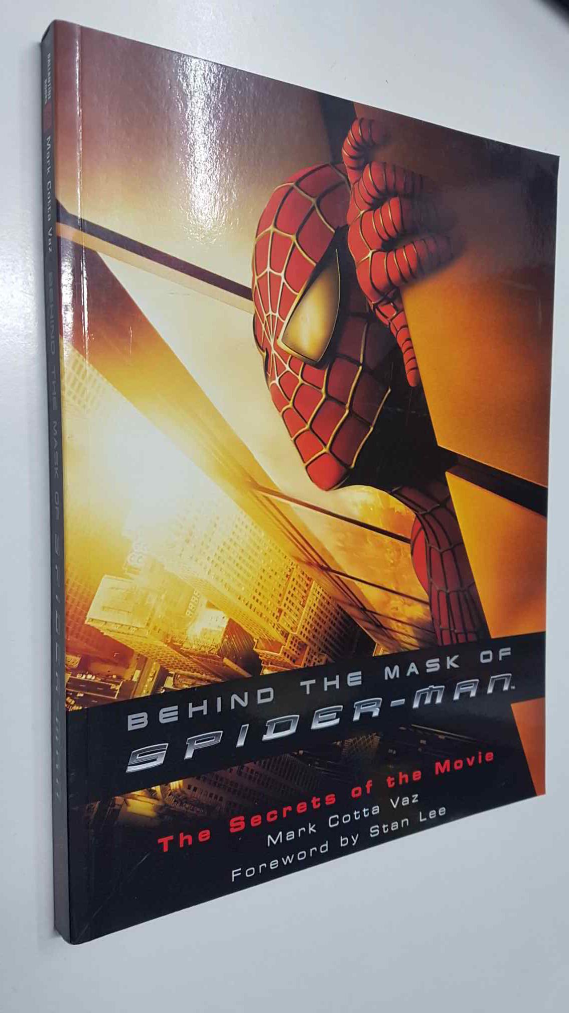 Libro: Behind the mask of Spider-Man. The secrets of the movie. Foreword by Stan Lee