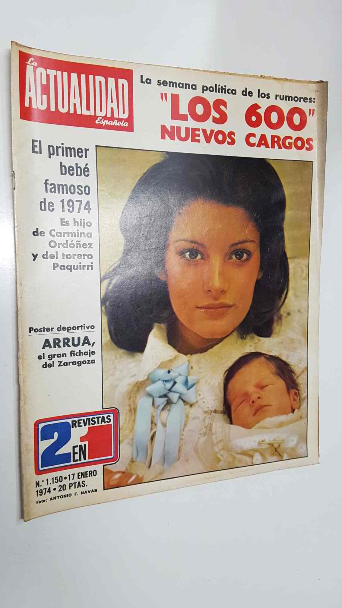 Revista La Actualidad Española: num 1150 (17-1-74) - Portada: Carmina Ordonez con su hijo recien nacido