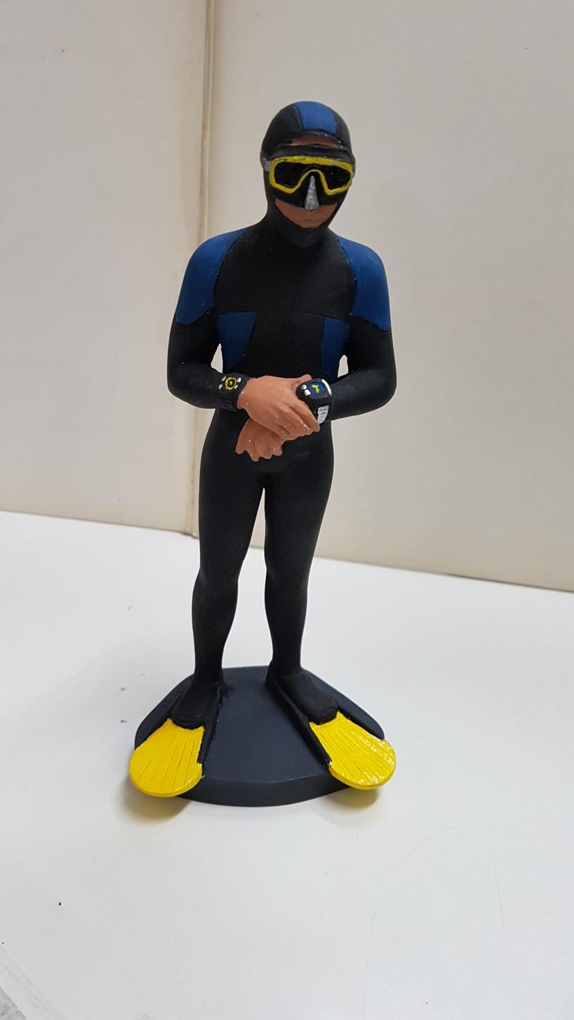 Figura de resina artesanal: Submarinista con traje de neopreno, gafas y aletas de buceo