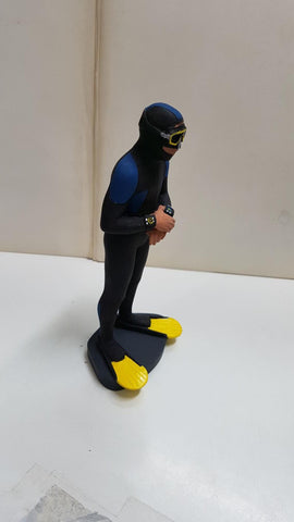 Figura de resina artesanal: Submarinista con traje de neopreno, gafas y aletas de buceo