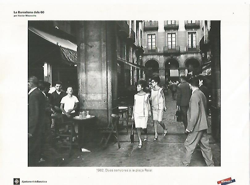 LAMINA 16045: Señoras en la Plaza Real. 1962