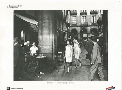 LAMINA 16045: Señoras en la Plaza Real. 1962