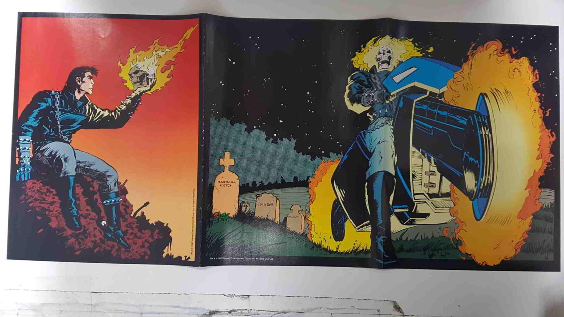 Poster doble: Johnny Blaze (El Motorista Fantasma) sujetando la calavera. Proveniente de Ghost Rider Poster Magazine vol. 1 num 1