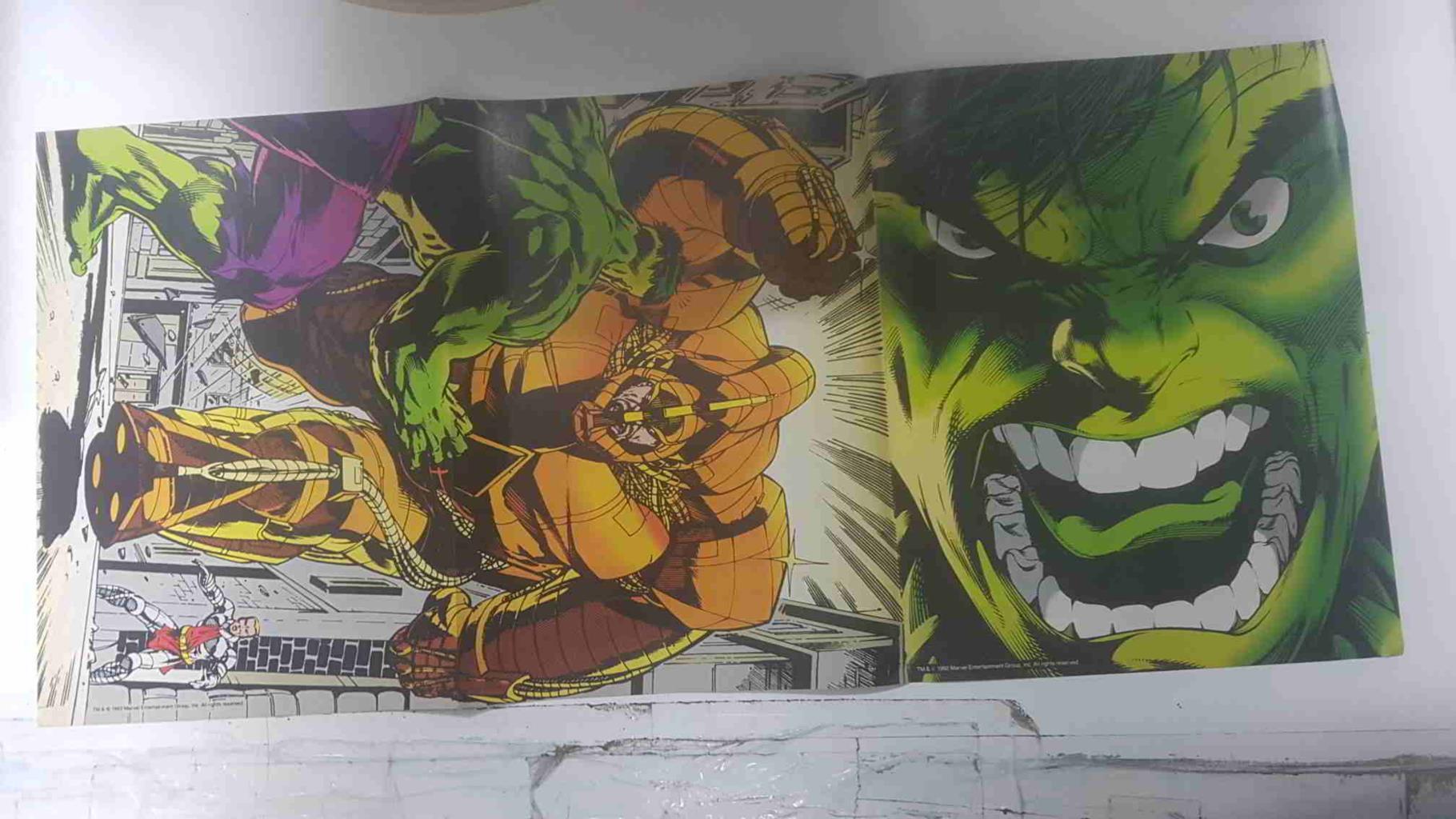 Poster doble: Hulk apresado - Hulk enfrentandose a un enemigo gigantesco. The Incredible Hulk Poster Magazine vol 1 num 1